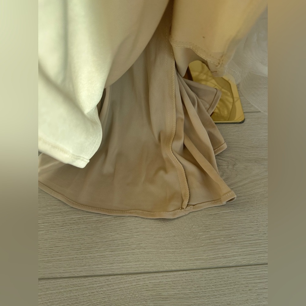 New Jovani 03023 Sheer Embellished Bodice
Feather Gown|Cream|00|Missing Tags - Picture 16 of 17